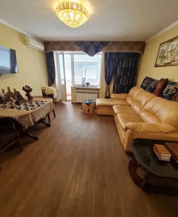 Продам 3 кімн кв. в ЦЕНТРі . 4/9 цегл. КАПІТАЛЬНИЙ РЕМОНТ.